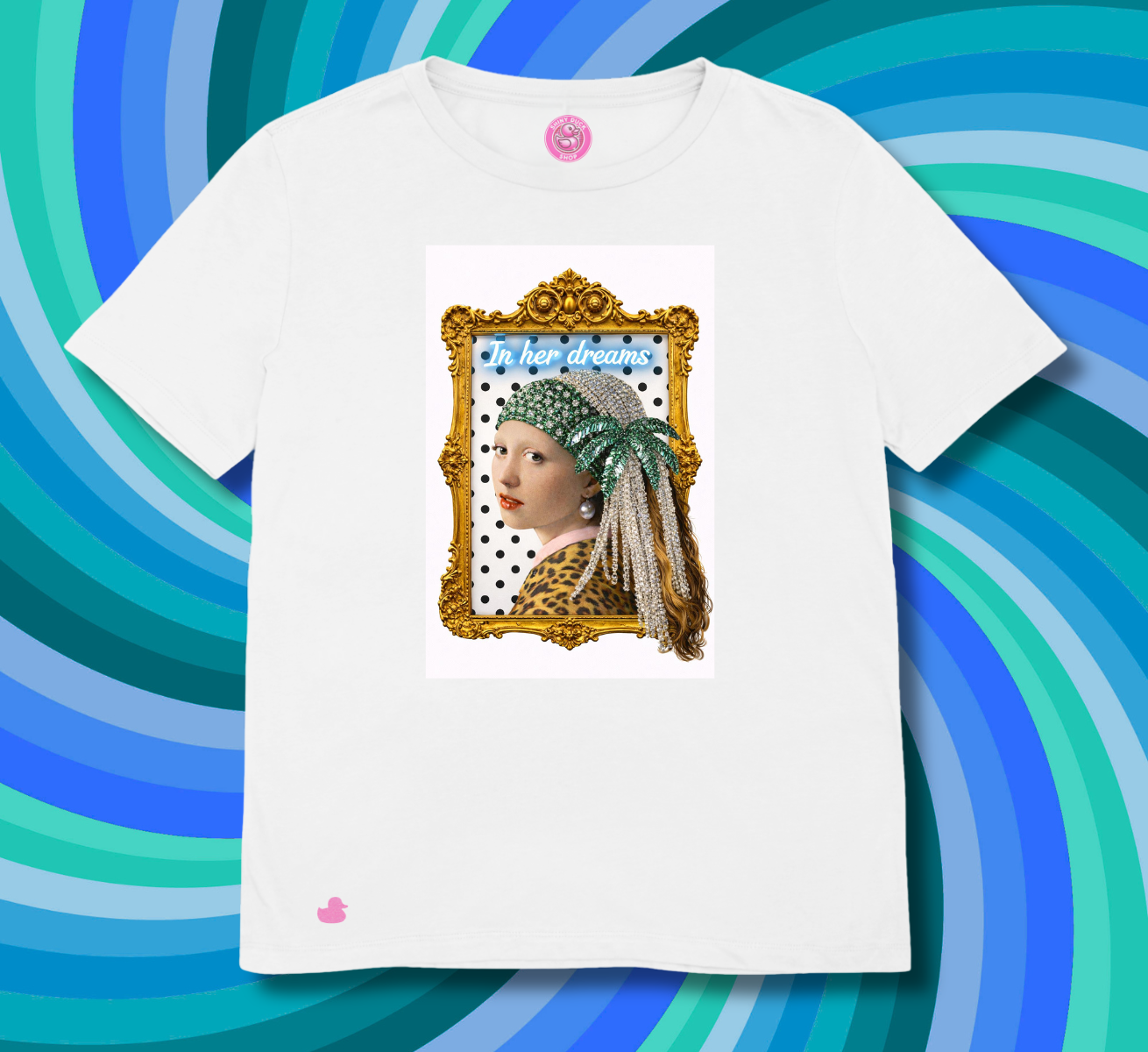 maglietta in cotone divertente e bellissima, comoda e colorata. Idea regalo fashion. Ragazza con orecchino di perla alla moda