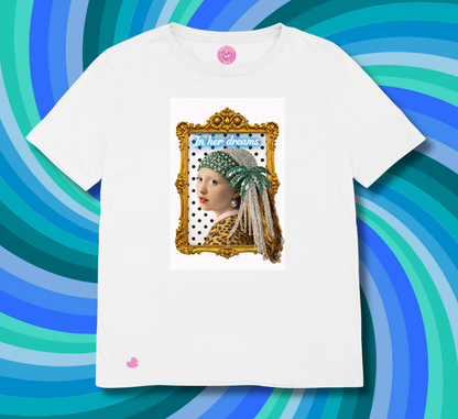 maglietta in cotone divertente e bellissima, comoda e colorata. Idea regalo fashion. Ragazza con orecchino di perla alla moda