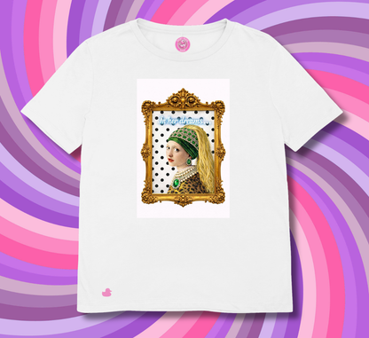 maglietta in cotone divertente e bellissima, comoda e colorata. Idea regalo fashion. Ragazza con orecchino di perla alla moda