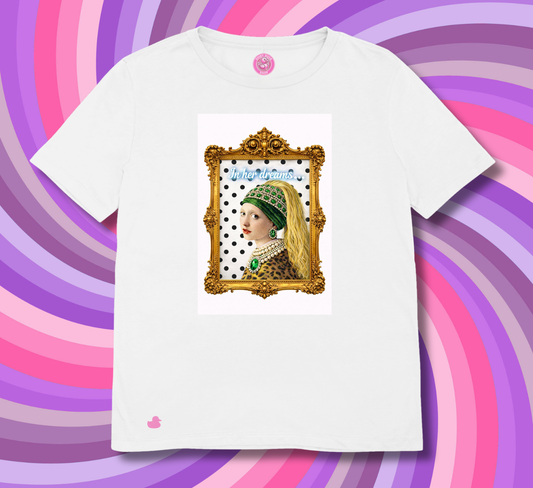 maglietta in cotone divertente e bellissima, comoda e colorata. Idea regalo fashion. Ragazza con orecchino di perla alla moda
