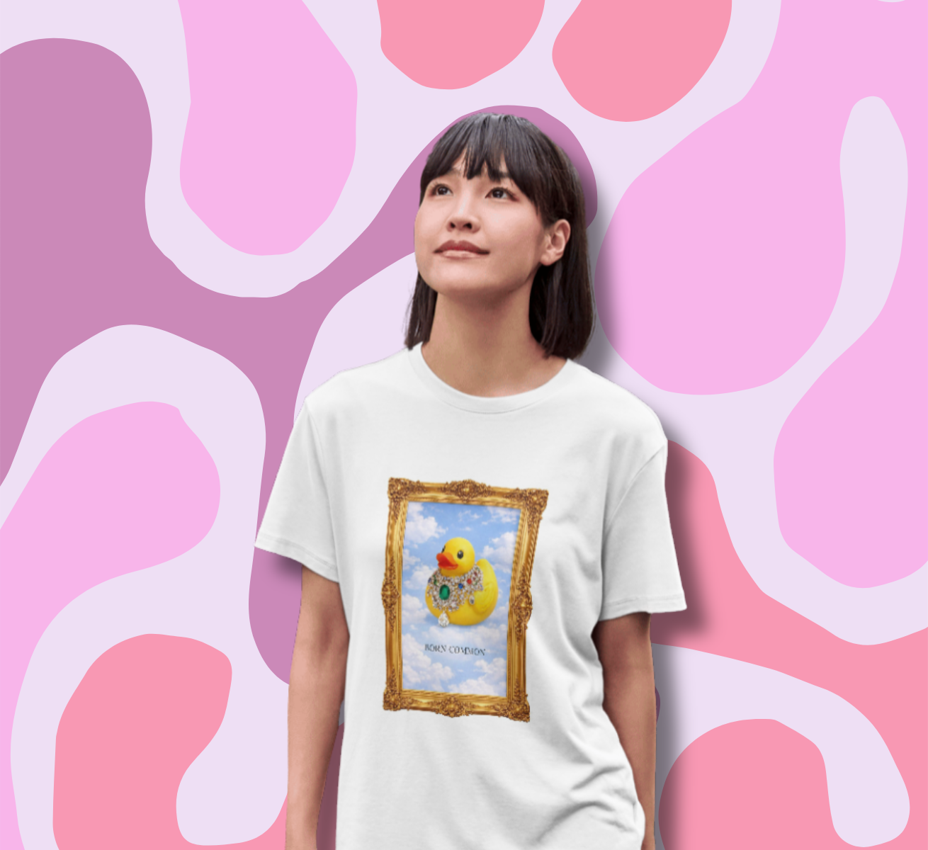 modella maglietta in cotone divertente e bellissima, comoda e colorata. Idea regalo fashion. Papera di gomma con gioielli peziosi