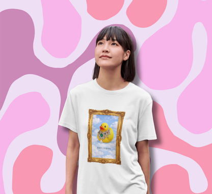 modella maglietta in cotone divertente e bellissima, comoda e colorata. Idea regalo fashion. Papera di gomma con gioielli peziosi