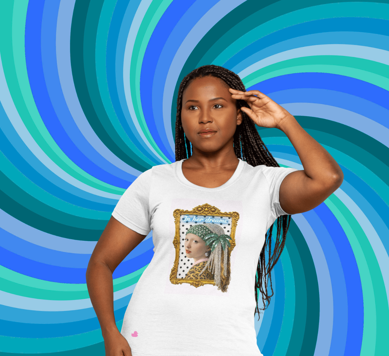maglietta in cotone divertente e bellissima, comoda e colorata. Idea regalo fashion. Ragazza con orecchino di perla alla moda