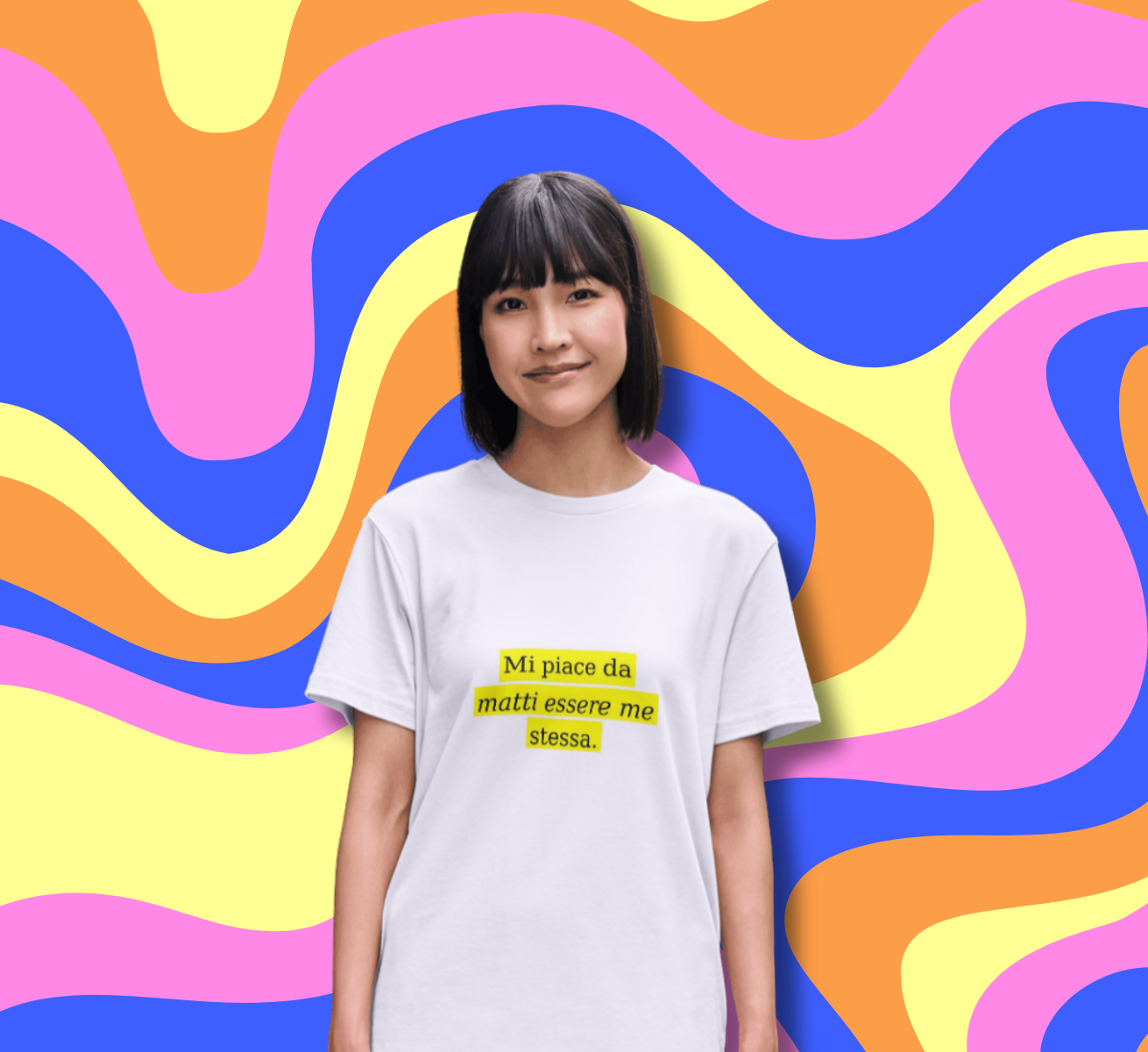Modella che indossa t-shirt con scritta “mi piace da matti essere me stessa” evidenziata in giallo, look casual e stile autentico