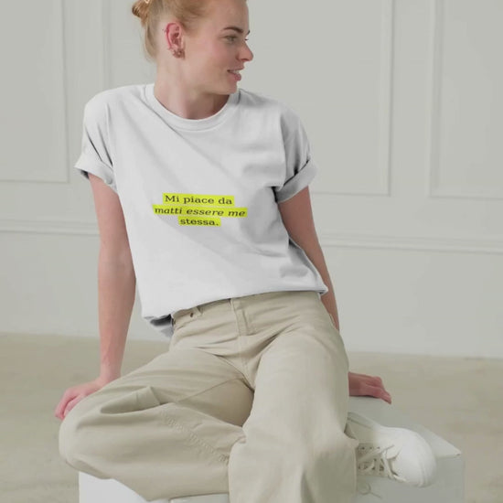 Video modella con t-shirt “mi piace da matti essere me stessa”, vestibilità relaxed e stampa evidenziata gialla, outfit casual