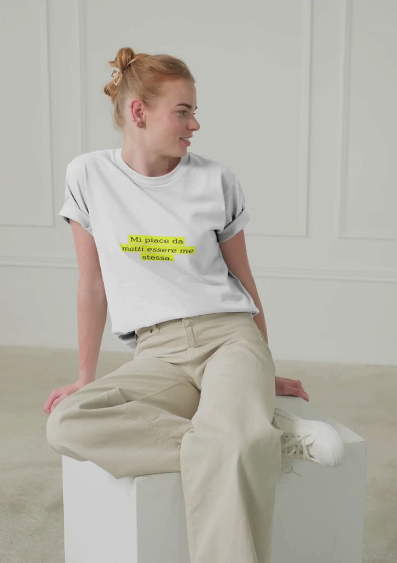 Video modella con t-shirt “mi piace da matti essere me stessa”, vestibilità relaxed e stampa evidenziata gialla, outfit casual
