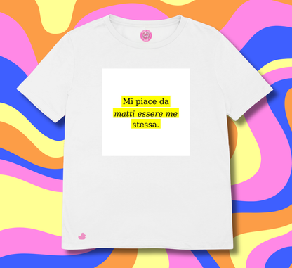 T-shirt con scritta “mi piace da matti essere me stessa” evidenziata in giallo, stampa termovinile su cotone, design ironico e minimal